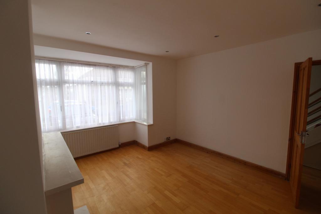 Spacious 4-Bedroom Family Home To Let – Prime L