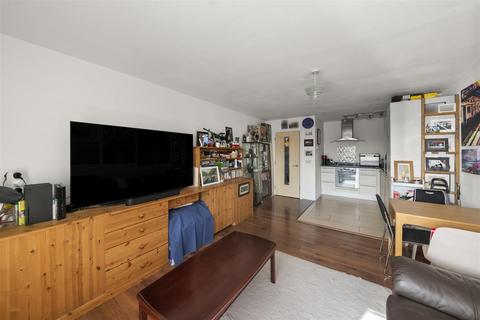 undefined, Bell Road, Hounslow TW3