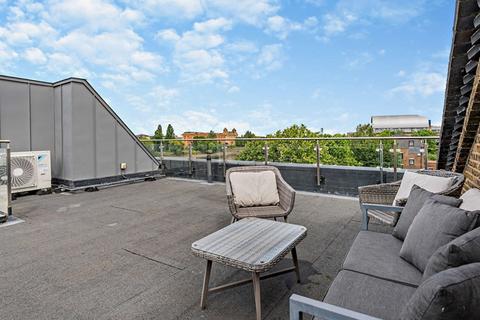 3 bedroom flat to rent, Rainville Road, London W6
