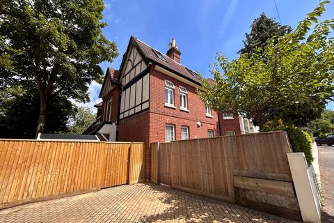 Flat 2, 2a Snowdon Road, Bournemouth, BH4 9HL