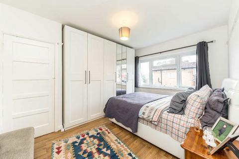 3 bedroom semi-detached house to rent, Whitton Dene, Isleworth TW7