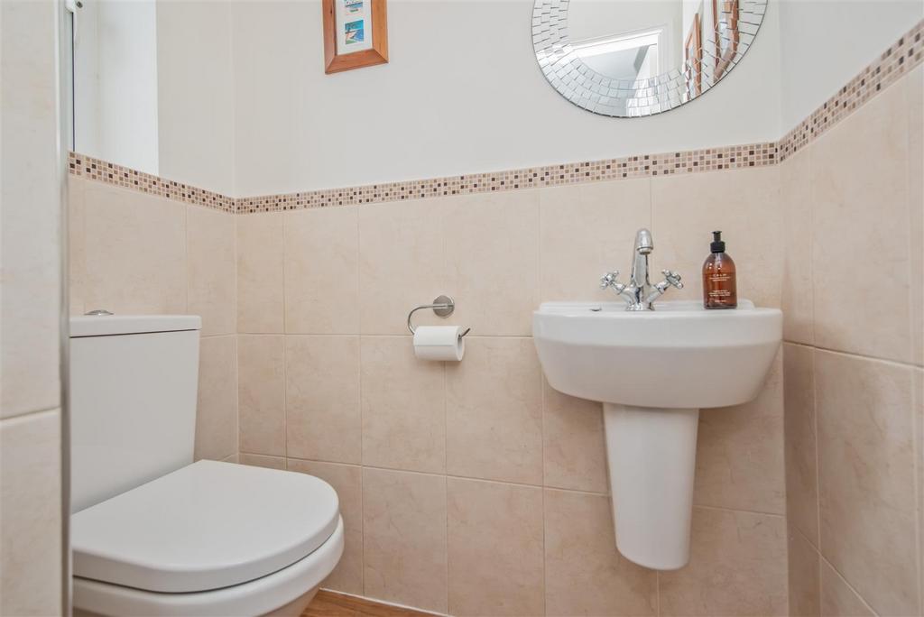 Cloakroom / WC: