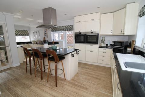2 bedroom detached bungalow for sale, Brambledown Close, West Wickham, BR4