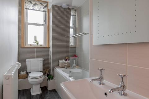 219/1 Easter Road, Edinburgh, EH6 8LG