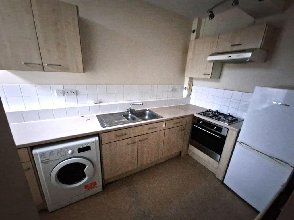 Flat F 361 Regents Park Road Picture 1 (6).jpg