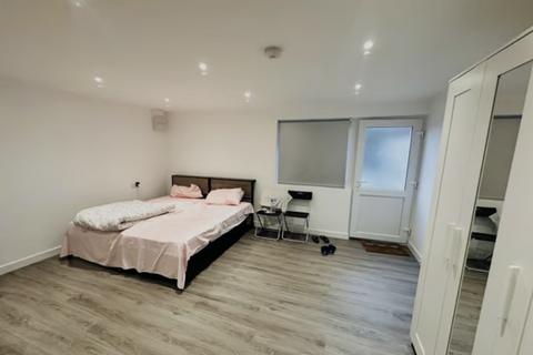 Studio to rent, Oakhouse Road, Bexleyheath, Kent, DA6