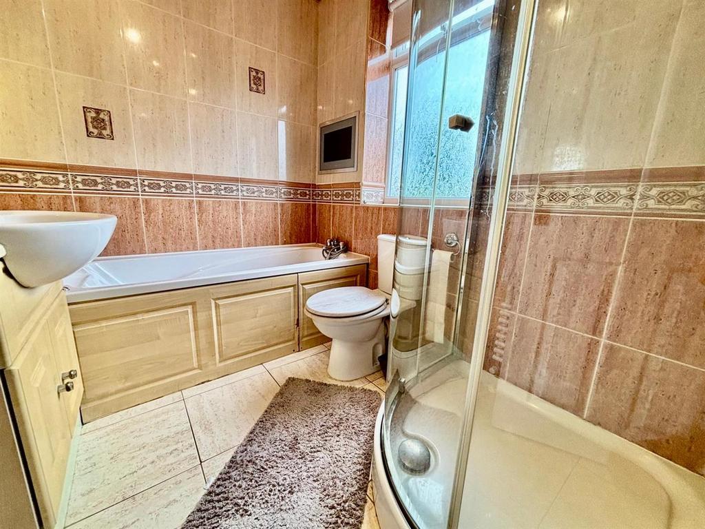 Family Bathroom / WC: