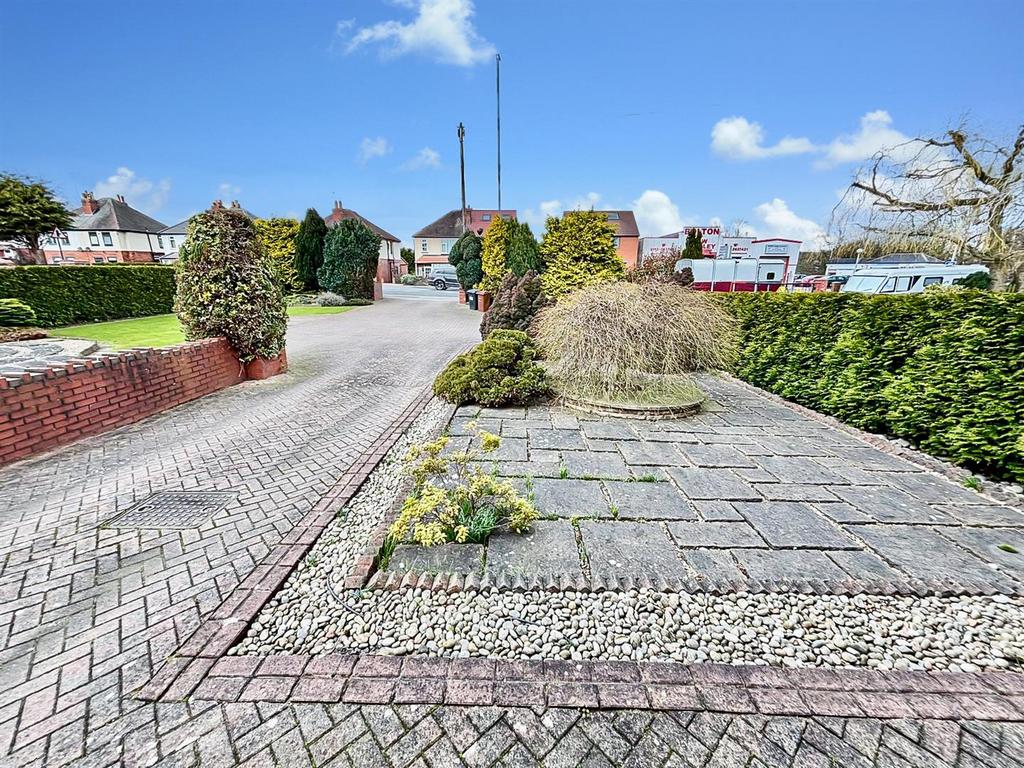 Off Street Parking &amp; Single Garage: