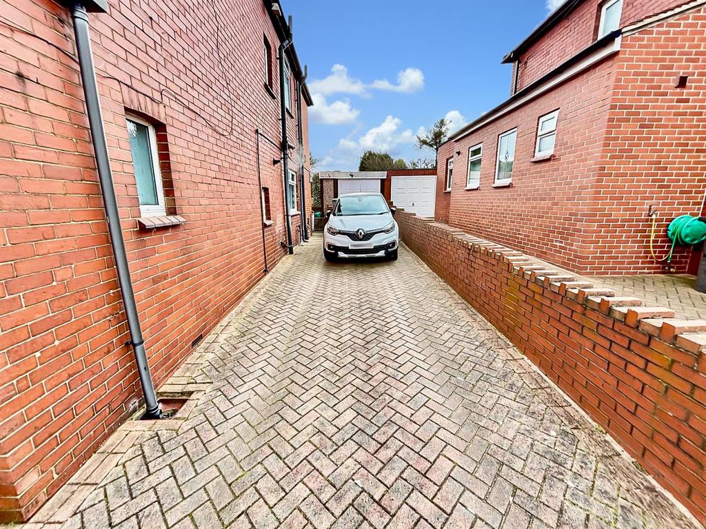 Off Street Parking &amp; Single Garage: