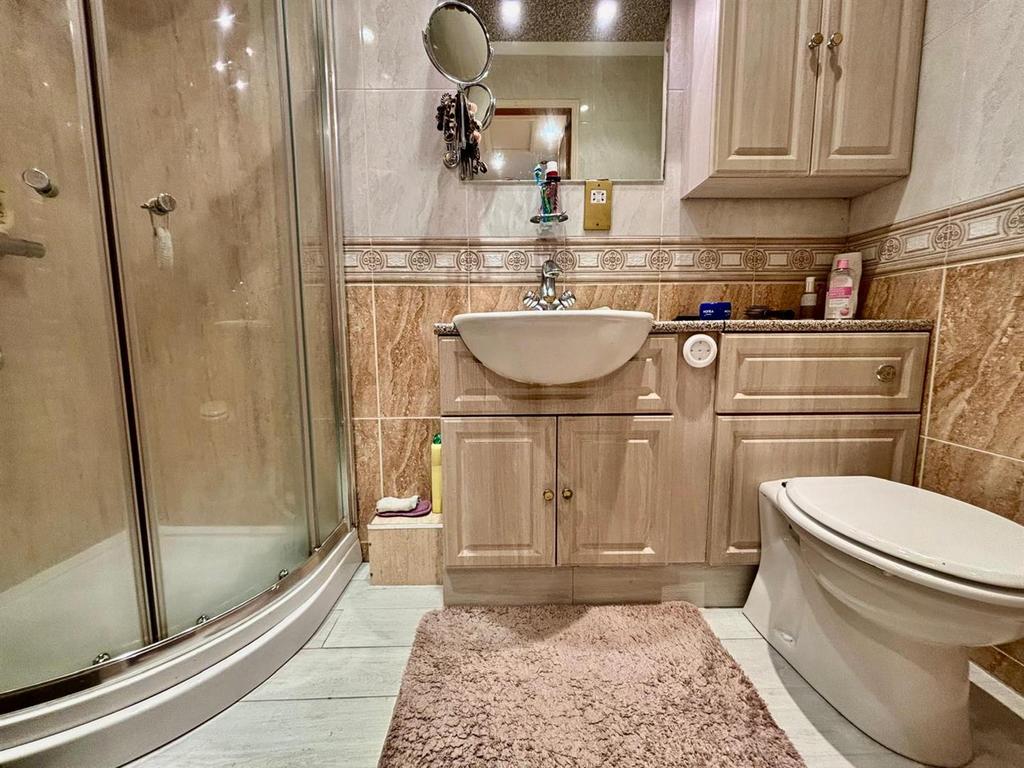 En-suite Shower Room / WC: