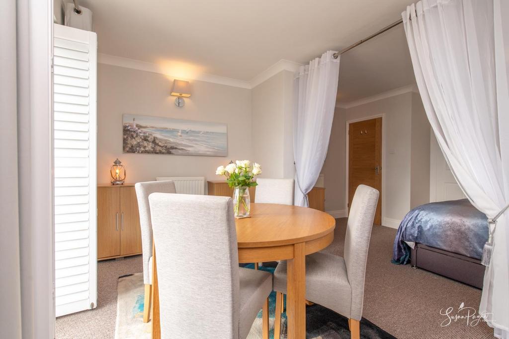 Bedroom/Dining Area