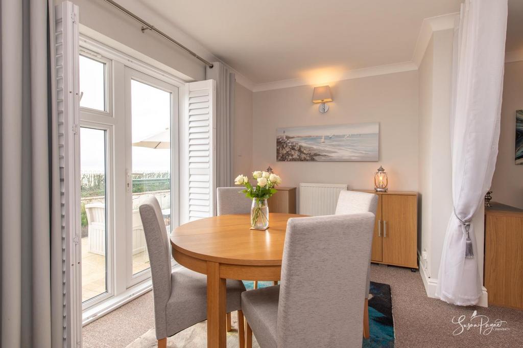 Bedroom/Dining Area