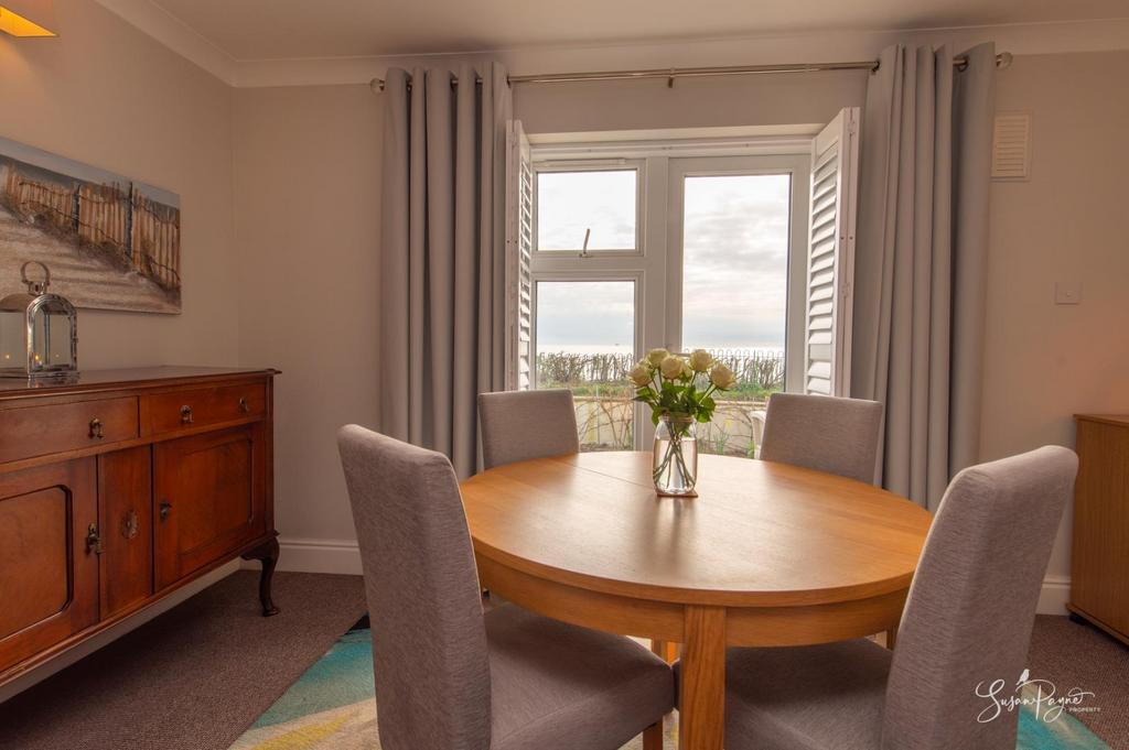 Bedroom/Dining Area