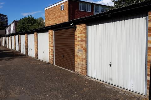 Garage to rent, Hollies Court, Addlestone KT15