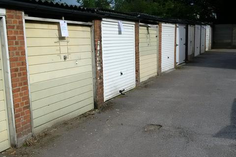 Garage to rent, High Road, London N12