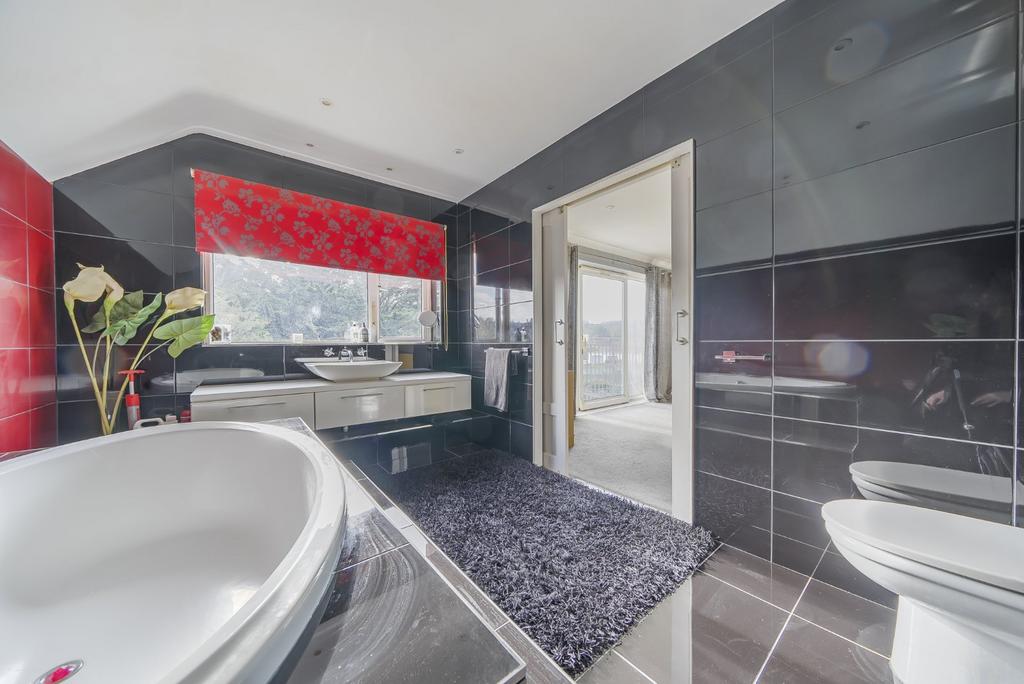 En-Suite Bathroom