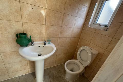 3 bedroom semi-detached house to rent, Cobham Road, Ilford
