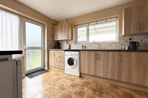 3 bedroom semi-detached house for sale, Suffolk Close, Wigston LE18