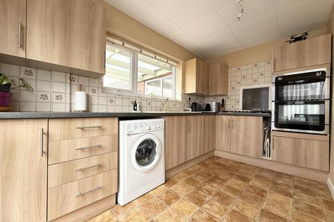 3 bedroom semi-detached house for sale, Suffolk Close, Wigston LE18