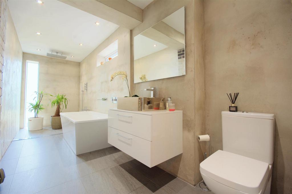 Bathroom DSC 1923.jpeg