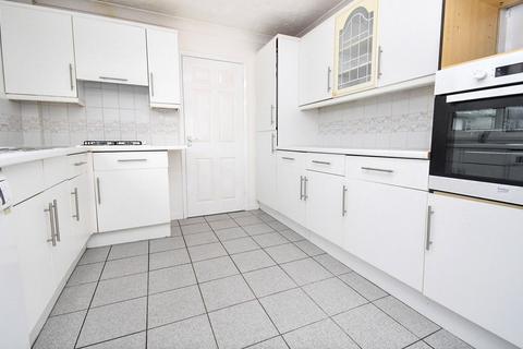 4 bedroom bungalow to rent, London Road, Hampshire RG27