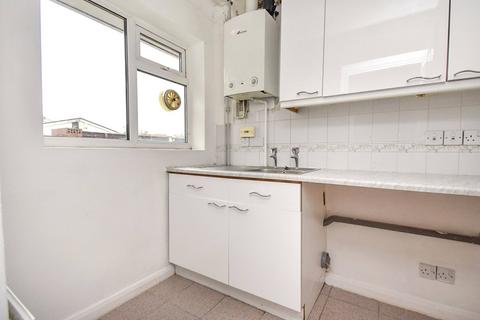 4 bedroom bungalow to rent, London Road, Hampshire RG27