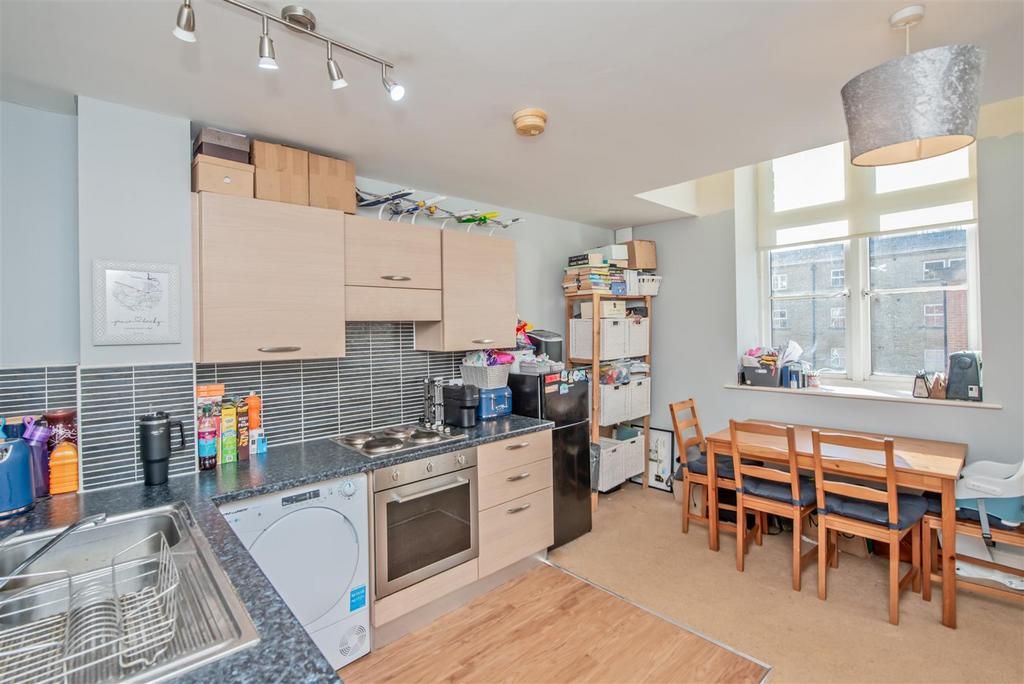 Open Plan Living Room / Dining Area / Fitted Kitch