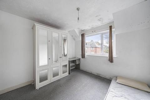 31 Lulworth Crescent, Mitcham, CR4 3RB