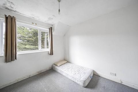 31 Lulworth Crescent, Mitcham, CR4 3RB