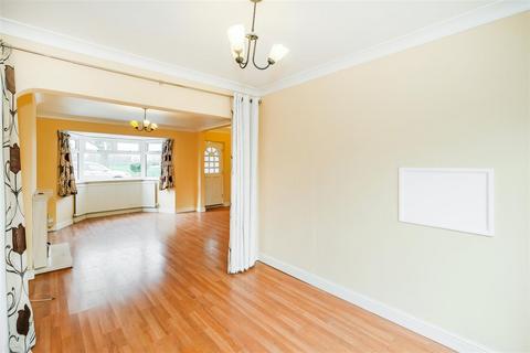 3 bedroom semi-detached house to rent, Oaks Lane, Ilford, IG2