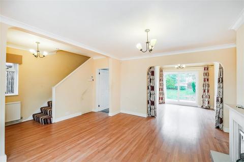 3 bedroom semi-detached house to rent, Oaks Lane, Ilford, IG2
