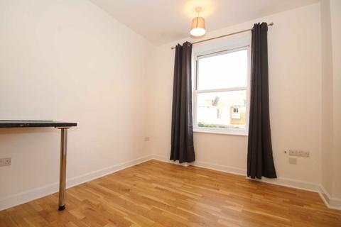 Studio to rent, Heath Road, Twickenham TW1