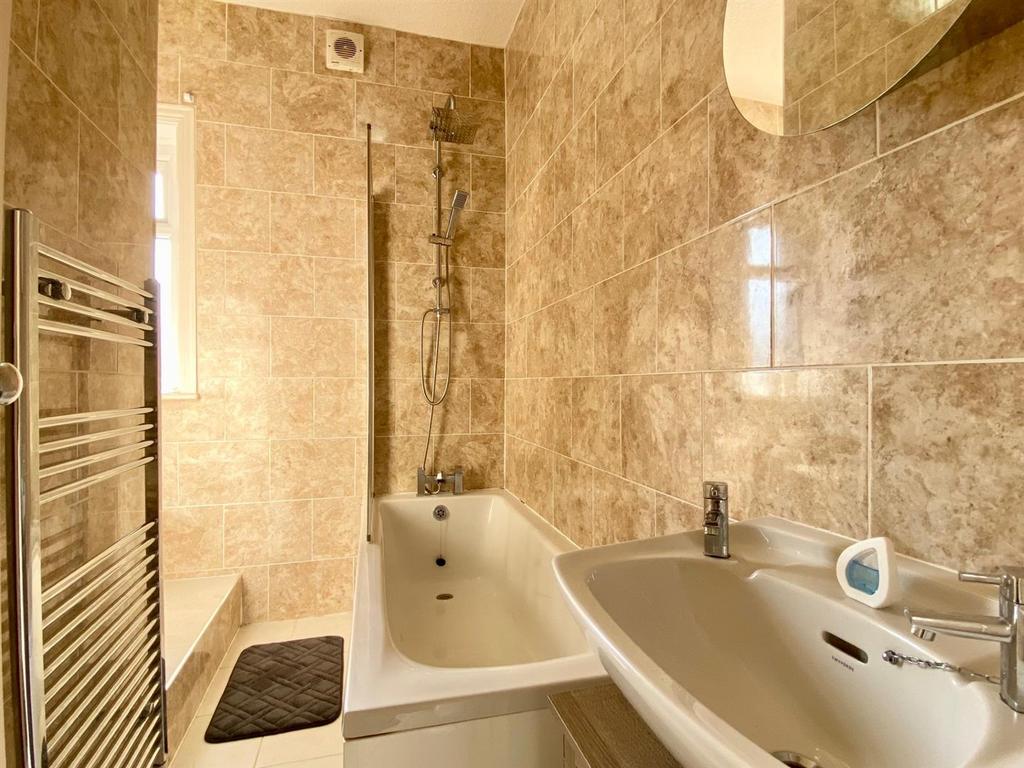 8 slade lane bathroom.jpg