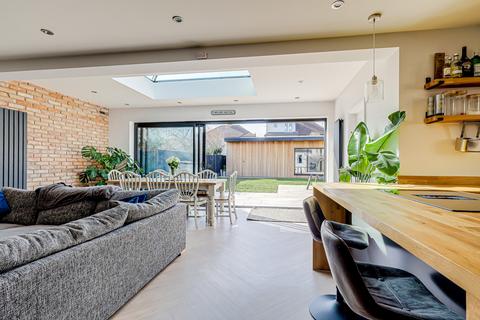 3 bedroom semi-detached bungalow for sale, Huntingdon Road, Southend-on-sea, SS1