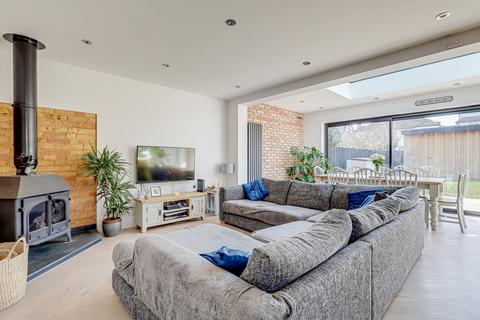 3 bedroom semi-detached bungalow for sale, Huntingdon Road, Southend-on-sea, SS1
