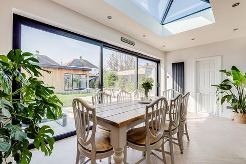 3 bedroom semi-detached bungalow for sale, Huntingdon Road, Southend-on-sea, SS1