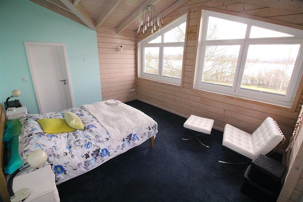 Bed 1.jpg