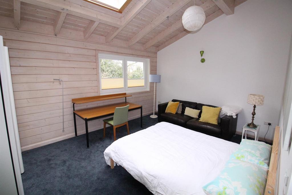 Bed 3.jpg
