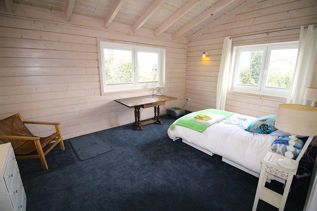 Bed 4.jpg