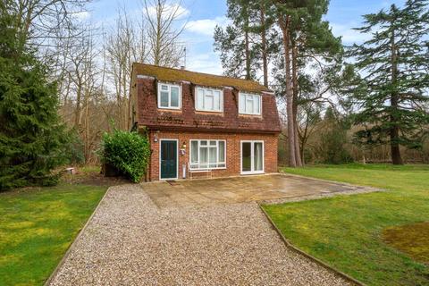 1 bedroom detached house to rent, Guildford Road, Ottershaw, Chertsey, KT16