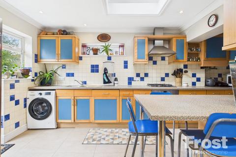 3 bedroom semi-detached house to rent, Raleigh Road, Feltham, TW13