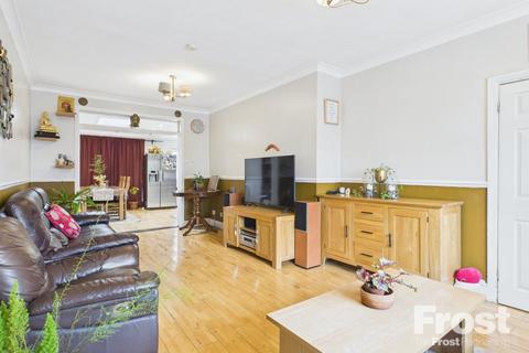 3 bedroom semi-detached house to rent, Raleigh Road, Feltham, TW13