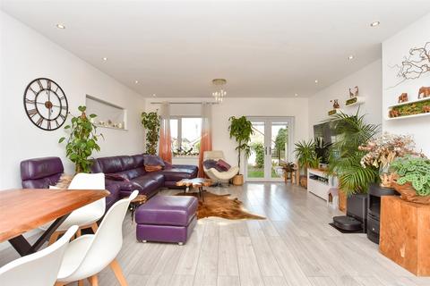 10 King Arthurs Drive, Strood, Rochester, ME2 3LZ