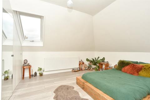 10 King Arthurs Drive, Strood, Rochester, ME2 3LZ