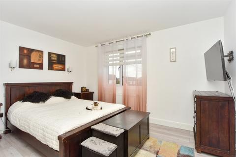 10 King Arthurs Drive, Strood, Rochester, ME2 3LZ
