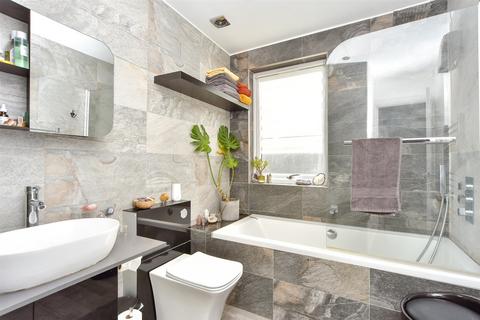 10 King Arthurs Drive, Strood, Rochester, ME2 3LZ