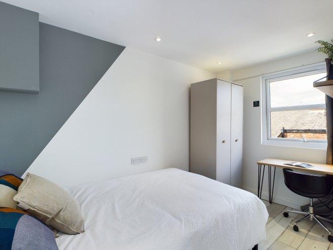Connaught-road-l7-8rp-966929