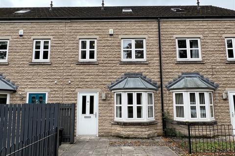 3 bedroom townhouse to rent, Melrose Court, Recreation Lane, Elland