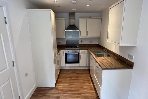 3 bedroom townhouse to rent, Melrose Court, Recreation Lane, Elland