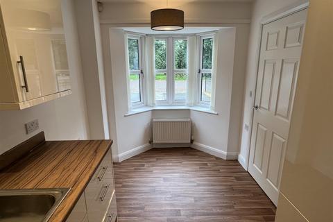 3 bedroom townhouse to rent, Melrose Court, Recreation Lane, Elland
